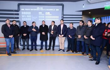 Autoridades paraguayas de la EBY, en la inauguración de su stand en la Expo 202