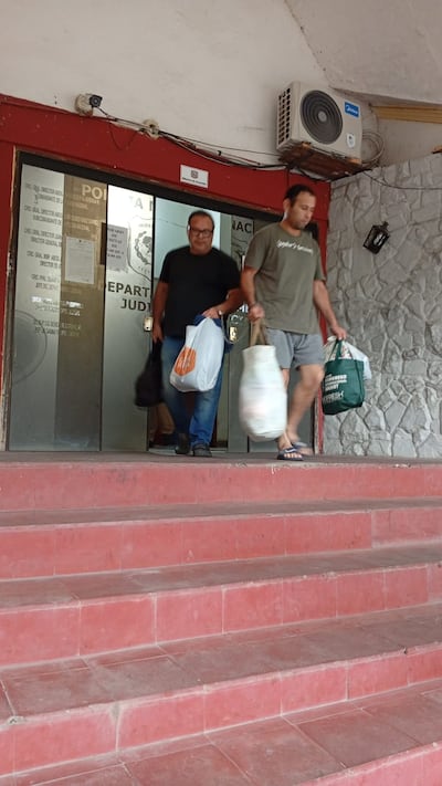 Carlos Granada sale con sus pocas pertenencial del departamento Judiciales de la Policía para ser trasladado al penal de Tacumbú. 