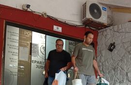 Carlos Granada sale con sus pocas pertenencial del departamento Judiciales de la Policía para ser trasladado al penal de Tacumbú.