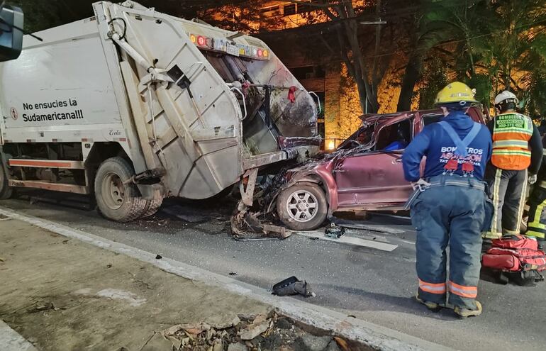 Un joven a bordo de una camioneta chocó contra un camión recolector de basuras esta madrugada, sobre la avenida Mariscal López.
