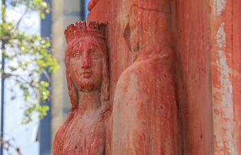 Detalle de la estatua de Isabel la Católica luego de ser pintada por el colectivo feminista de Bolivia Mujeres Creando este sábado, en la ciudad de La Paz (Bolivia). El colectivo realizó una "intervención" en la estatua de Isabel la Católica y dejó mensajes en rechazo al colonialismo y a "la conquista".