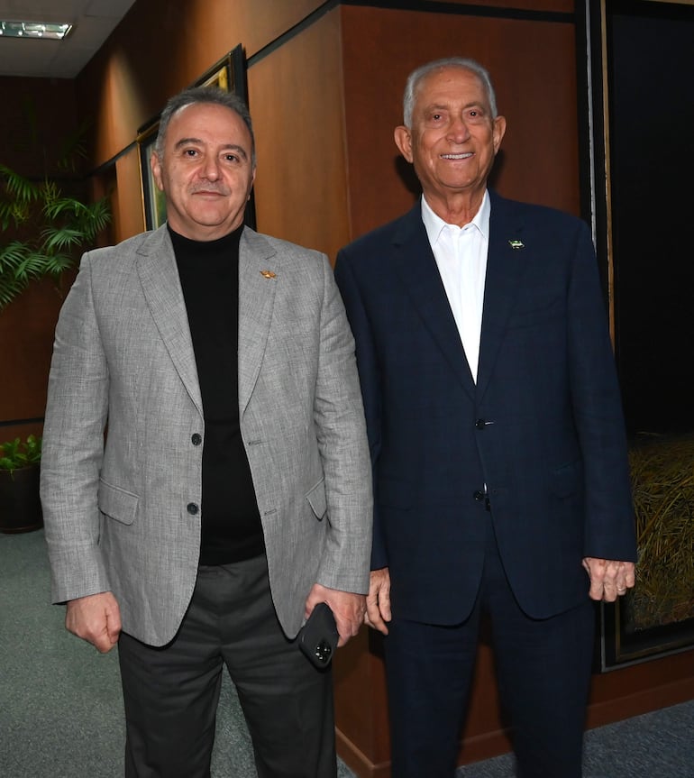 La Asociación del Cuerpo Consular del Paraguay llevó a cabo una Sesión de Honor con la presencia de destacadas autoridades nacionales y la participación activa de embajadores y consules, los miembros de la Asoconsular. Esta importante reunión institucional busca estrechar los lazos de cooperación bilateral, fortalecer la agenda diplomática conjunta y analizar diversos temas estratégicos orientados a optimizar la asistencia y la gestión consular en el país durante el actual período de trabajo. En la foto Mautaz Khatib y Mijail Meskin.