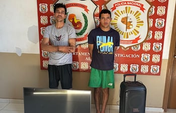 Vicente Díaz Cabral (33) y Juan de Jesús Cabañas Rojas (22), además de las evidencias, fueron trasladados a la base del Departamento de Investigaciones.