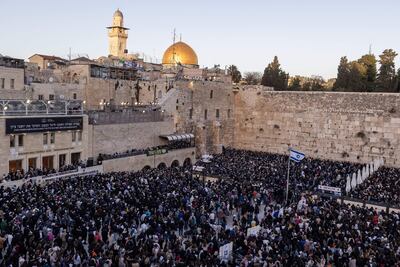 La gente se reúne ante el Muro de las Lamentaciones para rezar por el regreso de los israelíes rehenes de Hamás en Gaza, este miércoles en Jerusalén. Más de 22.800 palestinos y al menos 1.300 israelíes han muerto, según el Ministerio de Salud palestino y las Fuerzas de Defensa de Israel (FDI).