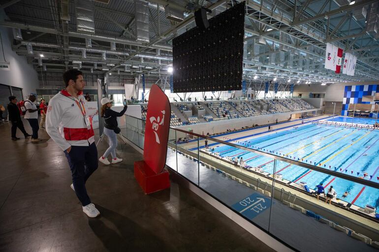 El exnadador Benjamín Hockin, representante del Team Paraguay, recorre las instalaciones deportivas en Ayacucho que serán parte de las competiciones.