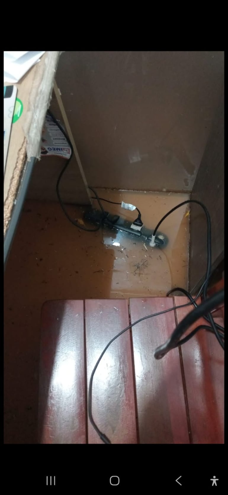 El agua incluso llegó hasta enchufes que estaban en el piso.