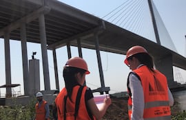 Funcionarios verificaron coordenadas, en la zona del puente "Héroes del Chaco" en el marco de la verificación de la denuncia de presunta invasión del cementerio Maká.