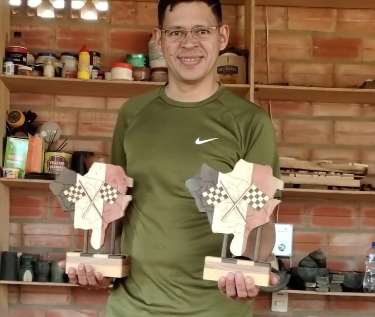 El artesano tobateño César Andrés Mendoza González fue el encargado de elaborar los 18 trofeos artesanales del Rally CODASUR Cordillera 2026.