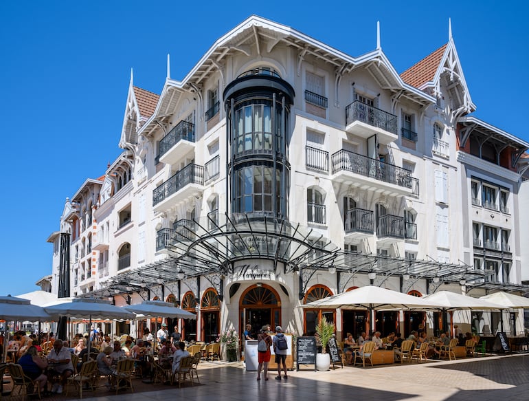 Arcachon, Francia. La Brasserie des Marquises (cervecería de marquesas), en la plaza del mismo nombre, en el centro de la localidad costera, es un restaurante muy popular entre los turistas.
