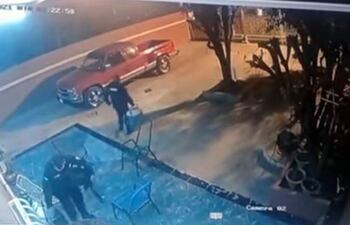 Los agentes policiales en el interior de la vivienda, alzando algunas pertenencias del dueño de casa, sin orden judicial.