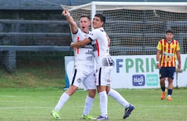 Armando Pessolani (brazo extendido), en la celebración de uno de sus goles para el 24 de Setiembre contra Martín Ledesma, en Areguá.