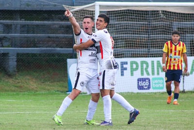 Armando Pessolani (brazo extendido), en la celebración de uno de sus goles para el 24 de Setiembre contra Martín Ledesma, en Areguá.