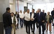 Silvio Piris, presidente de la FEP y Luis Ramírez, ministro de Educación, estrechan manos en el primer encuentro antes de firmar el acuerdo por el reajuste salarial del 5%.
