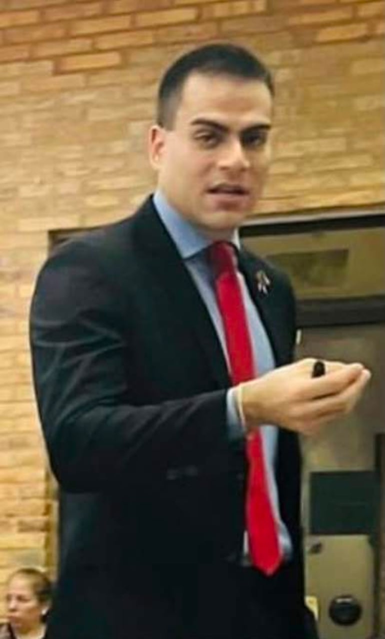 Wilfrido Cáceres, dando cátedra en Derecho UNA.