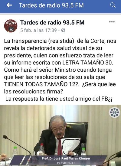 Raúl Torres con cabello canoso y saco oscuro, concentrado en un documento en su escritorio, rodeado de botellas de agua.