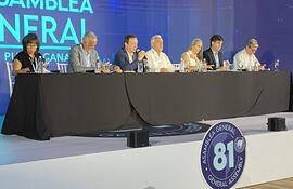 El presidente de la Sociedad Interamericana de Prensa (SIP), José Roberto Dutriz (c), junto al director ejecutivo de la SIP, Carlos Lauría (3-i), hablan durante el cierre de la 81ª Asamblea General de la SIP este domingo, en Punta Cana (República Dominicana).
