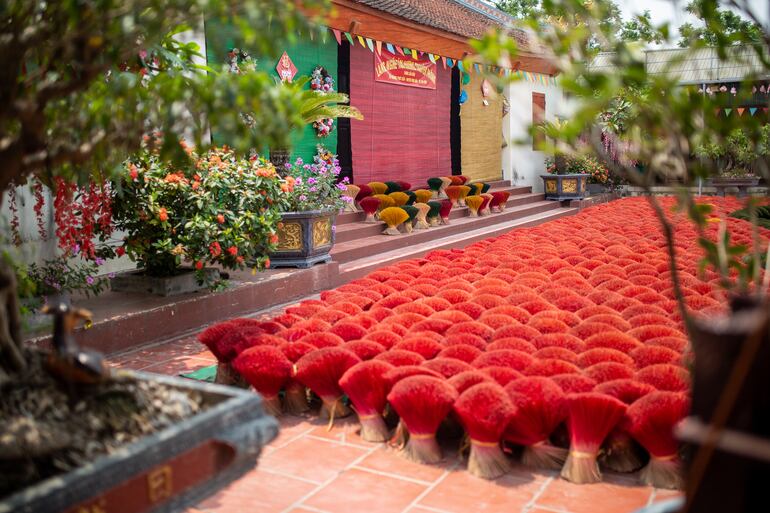 Cientos de manojos de incienso se ponen a secar delante del centro de visitantes en Quang Phu Cau. El incienso está experimentando un auge mundial, no solo en los templos asiáticos, sino también en los estudios de yoga, de Buenos Aires a Berlín. A menudo se producen en masa. Pero en Vietnam, un pueblo entero se dedica a la fabricación artesanal.