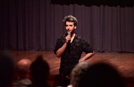 El cineasta francés Thomas Paulot durante la presentación de su documental "Municipale" en la Alianza Francesa.