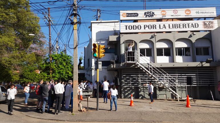 Humberto Rubin y su inseparable radio Ñandutí, en su antigua sede sobre la avenida Choferes del Chaco, en Asunción. (Foto de archivo).