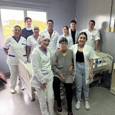 Una paciente celebra su alta médica junto al equipo de salud del Hospital de Clínicas tras un exitoso trasplante de médula ósea.
