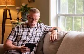 Hombre leyendo en Kindle.