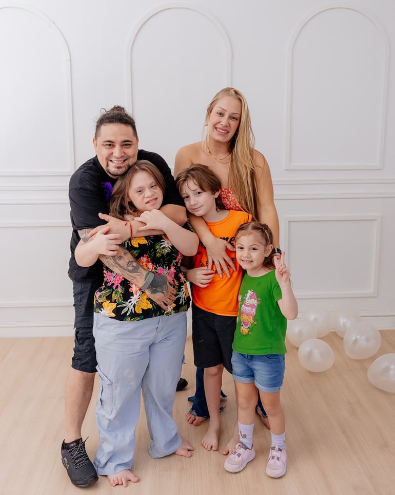 ¡Bella postal familiar! La cumpleañera Victoria Fernanda con sus papis, Nicole Sautu y Víctor Gavilán, y sus hermanitos, Valentino y Valery.