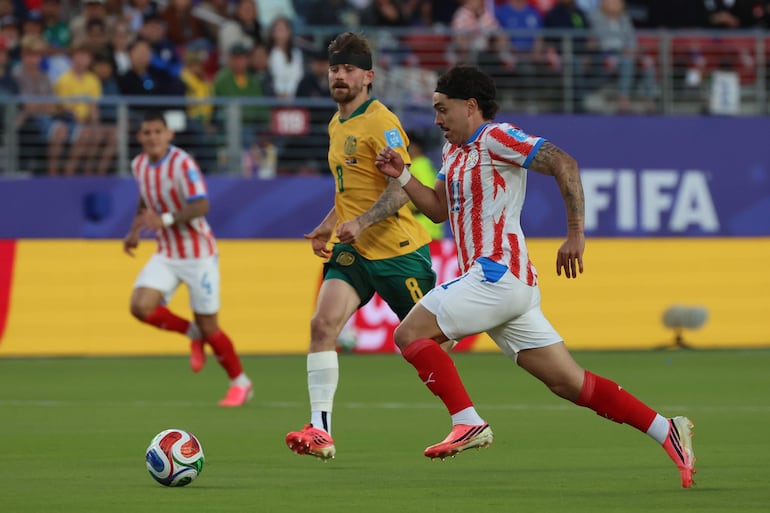 Mauricio Magalhães (d) de Paraguay disputa el balón con Connor Metcalfe (atrás) de Australia este jueves, en un partido del grupo D del Mundial de la FIFA 2026 entre Paraguay y Australia en el estadio Levi's en Santa Clara, California (Estados Unidos).
