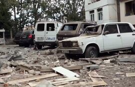 Vehículos dañados en la localidad de Stepanakert, en Nagorno Karabaj, luego de la ofensiva de Azerbaiyán.
