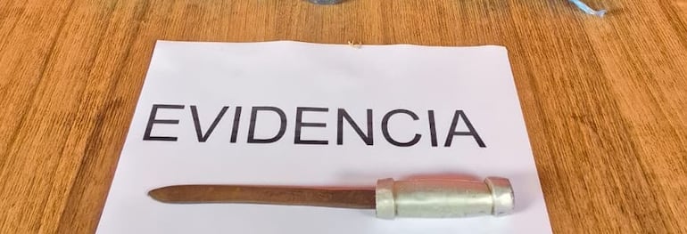 El cuchillo que tenía en su poder el detenido y con el que intento agredir a los agentes policiales.