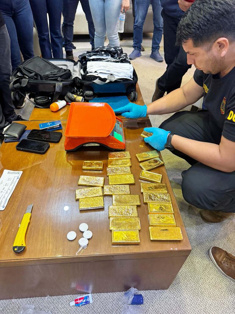 El comisario Pedro Lesme, de Crimen Organizado, revisa los lingotes de oro, que incluso tenían rastreadores GPS.