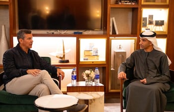 El presidente Santiago Peña junto con Thani bin Ahmed Al Zeyoudi, Ministro de Estado de Comercio Exterior de los Emiratos Árabes Unidos.