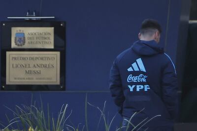 Lionel Messi camina por el predio que lleva su nombre hoy durante un entrenamiento de la selección argentina en Ezeiza a unos 37km de Buenos Aires (Argentina). Argentina se prepara para enfrentar a Ecuador y Bolivia en las Eliminatorias Sudamericanas para la Copa Mundial de 2026.