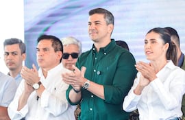 El ministro Juan Carlos Baruja, el presidente Santiago Peña y la gobernadora de Paraguarí Norma Zárate.