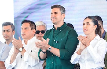 El ministro Juan Carlos Baruja, el presidente Santiago Peña y la gobernadora de Paraguarí Norma Zárate.