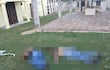 Cuerpo de Rebeca Martínez Aricaye en el cementerio, rodeado de césped y plantas, sin personas presentes en la imagen.