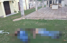 Cuerpo de Rebeca Martínez Aricaye en el cementerio, rodeado de césped y plantas, sin personas presentes en la imagen.