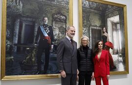 Los reyes Felipe y Letizia posan junto a la fotógrafa estadounidense Annie Leibovitz, autora de sus retratos.