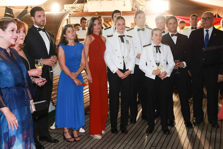La reina Letizia y la princesa de Asturias compartiendo con los demás presentes en la fiesta desarrollada en el buque Juan Sebastián de Elcano en Panamá. (EFE/ José Jiménez/Casa de S.M. El Rey)