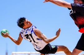 Los amantes del beach handball esperan el pitazo inicial.