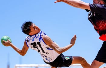 Los amantes del beach handball esperan el pitazo inicial.