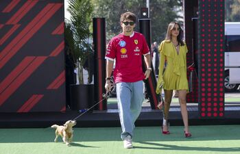 El monegasco Charles Leclerc, piloto de Ferrari, y su novia Alexandra Saint Mleux en el Gran Premio de México de la Fórmula 1. (EFE/ Issac Esquivel)
