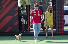 El monegasco Charles Leclerc, piloto de Ferrari, y su novia Alexandra Saint Mleux en el Gran Premio de México de la Fórmula 1. (EFE/ Issac Esquivel)
