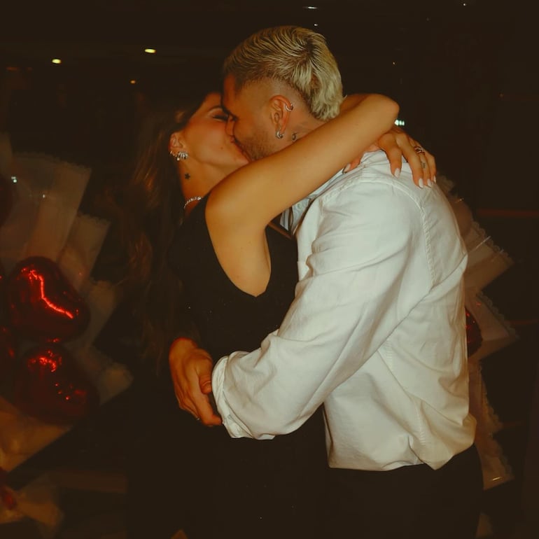 ¡A los besos! "China" Suárez y Mauro Icardi celebrando los 34 años de la actriz argentina. (Instagram/Mauro Icardi)