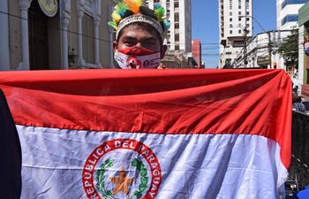 La orla roja de la discordia. Según las disposiciones actuales, debe ser blanca con la leyenda "República del Paraguay" en negro.