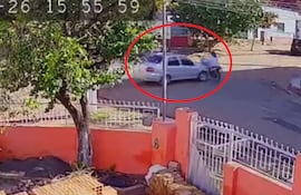Buscan al conductor de un Fiat Siena que abandonó a motociclista herido tras un accidente.
