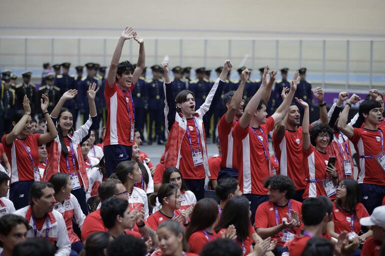 Deportistas asisten a la presentación oficial y abanderamiento de los atletas paraguayos que competirán en los Juegos Panamericanos Junior Asunción 2025.