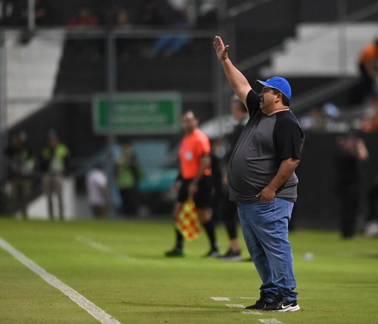 Humberto García, entrenador de Sportivo Ameliano, durante el partido contra Libertad por la última fecha del torneo Apertura 2023 del fútbol paraguayo en el estadio La Huerta, Asunción.