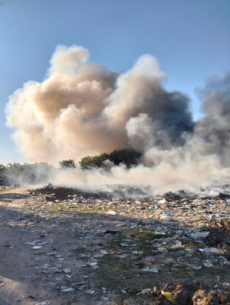 El vertedero de desechos administrado por la Municipalidad de Pilar registró un incendio en horas de la tarde de este miércoles.  