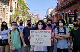 Vivian Genes junto a sus compañeros en una de las manifestaciones por la conquista del arancel cero en las universidades.