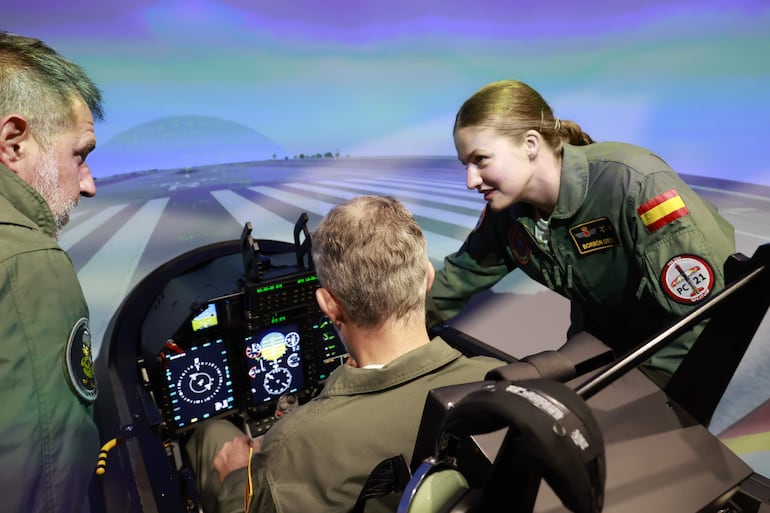 El rey Felipe VI y la princesa Leonor han realizado un vuelo juntos, pilotando cada uno un avión Pilatus PC-21, en la Academia General del Aire y del Espacio de San Javier (Murcia) dentro de la formación militar de la heredera de la Corona.  (EFE/ Casa De S.M. El Rey)
